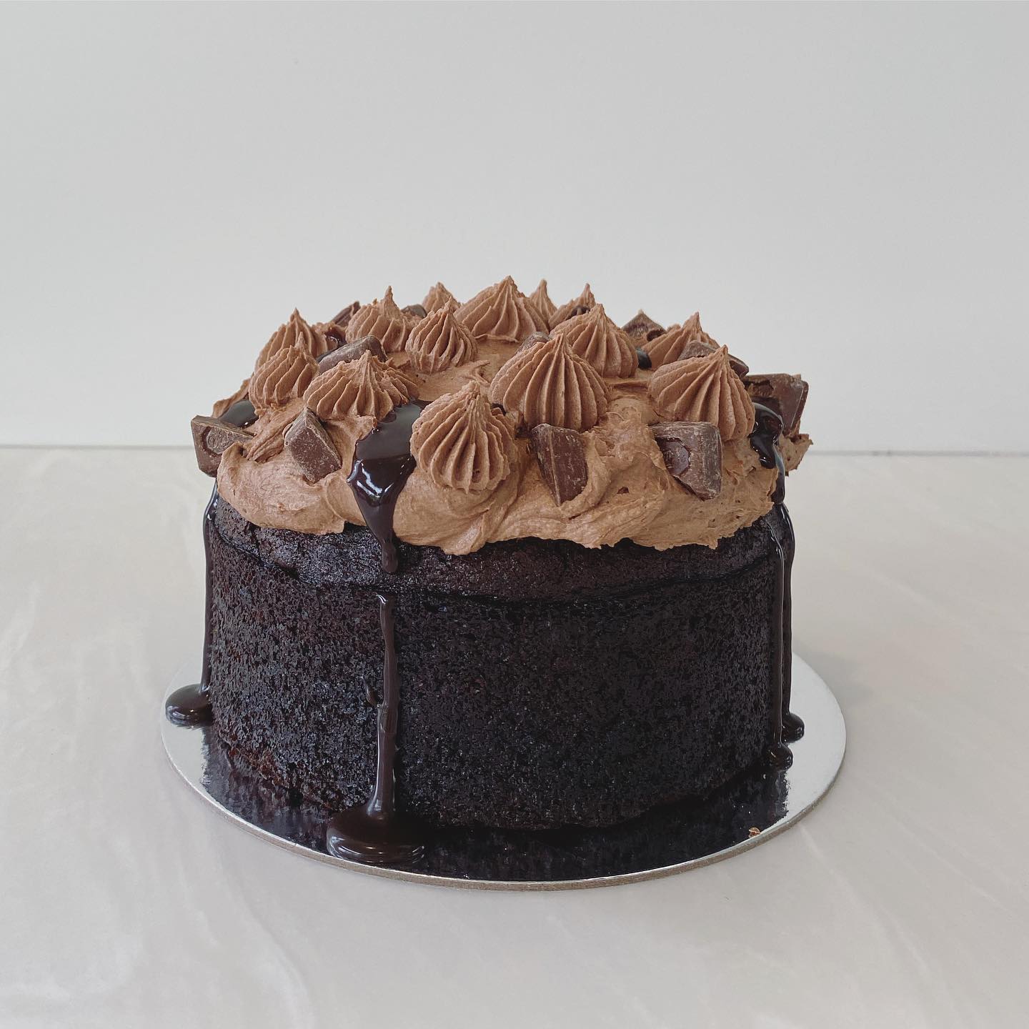 6" - 15cm Chocolate Cake - Chocolate Sauce & Chocolate Chunks